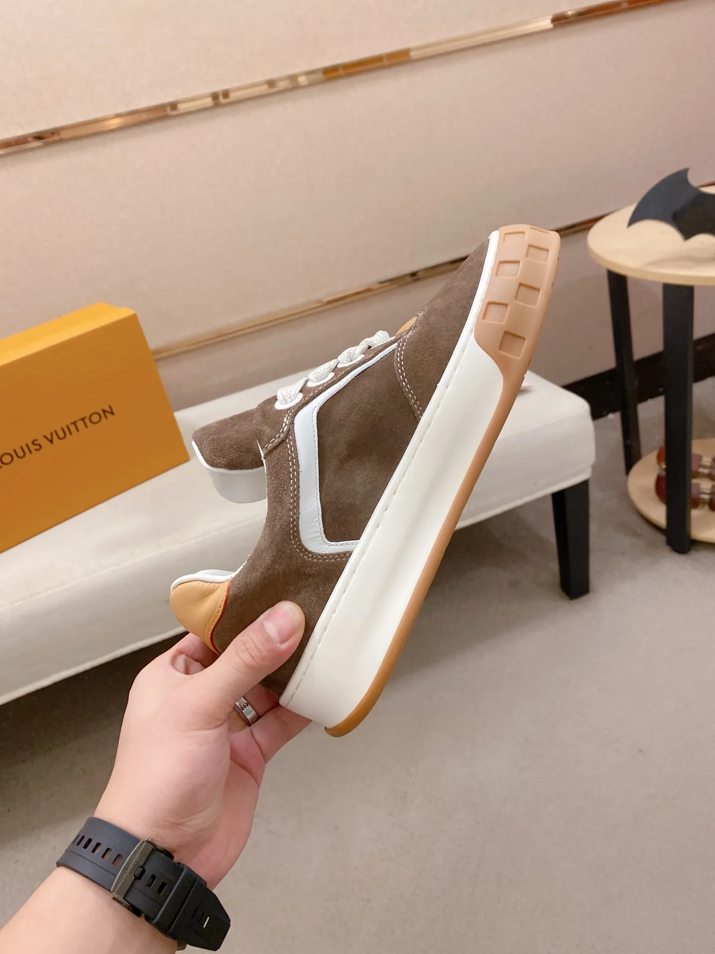 Factory price: 480💰 LV 🫏The colorful interpretation of BUTTERSOFT sneakers combines sheepskin, The colorful interpretation of LV BUTTERSOFT sneakers combines sheepskin and calfskin for a super soft feel. Designed by Pharrell Williams, this '60s-inspired shoe features a padded upper that's been crafted by Louis Vuitton craftsmen to further enhance the comfort of the leather. In addition to the LV initials, it features multiple signatures, including natural leather trim and an embossed pattern of Pharrell Williams and lobster on the side, referencing the Fall/Winter 2025 men’s show. A must-have artifact for fashionistas✅ Code number 38-44